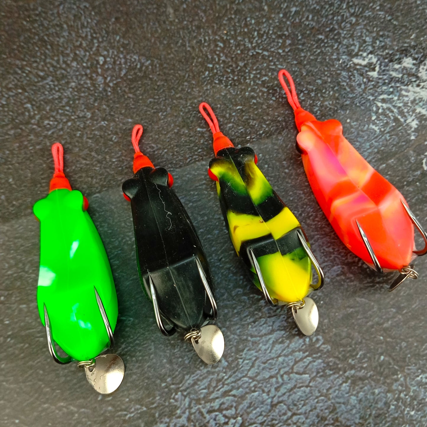 Long_Casting_Spinner_Frog_Lure_17gms_8cm_White_Red_Head_All_Close_Up_Image