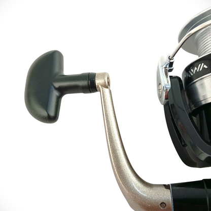 Daiwa DF 4000 A Spinning Fishing Reel Full View Close Up Image