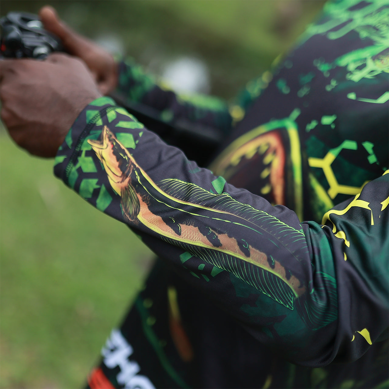 Eyida Snakehead Assault UPF_50_ Hooded Performance Fishing T-Shirt Bulls Eye Snakehead Image in Left hand