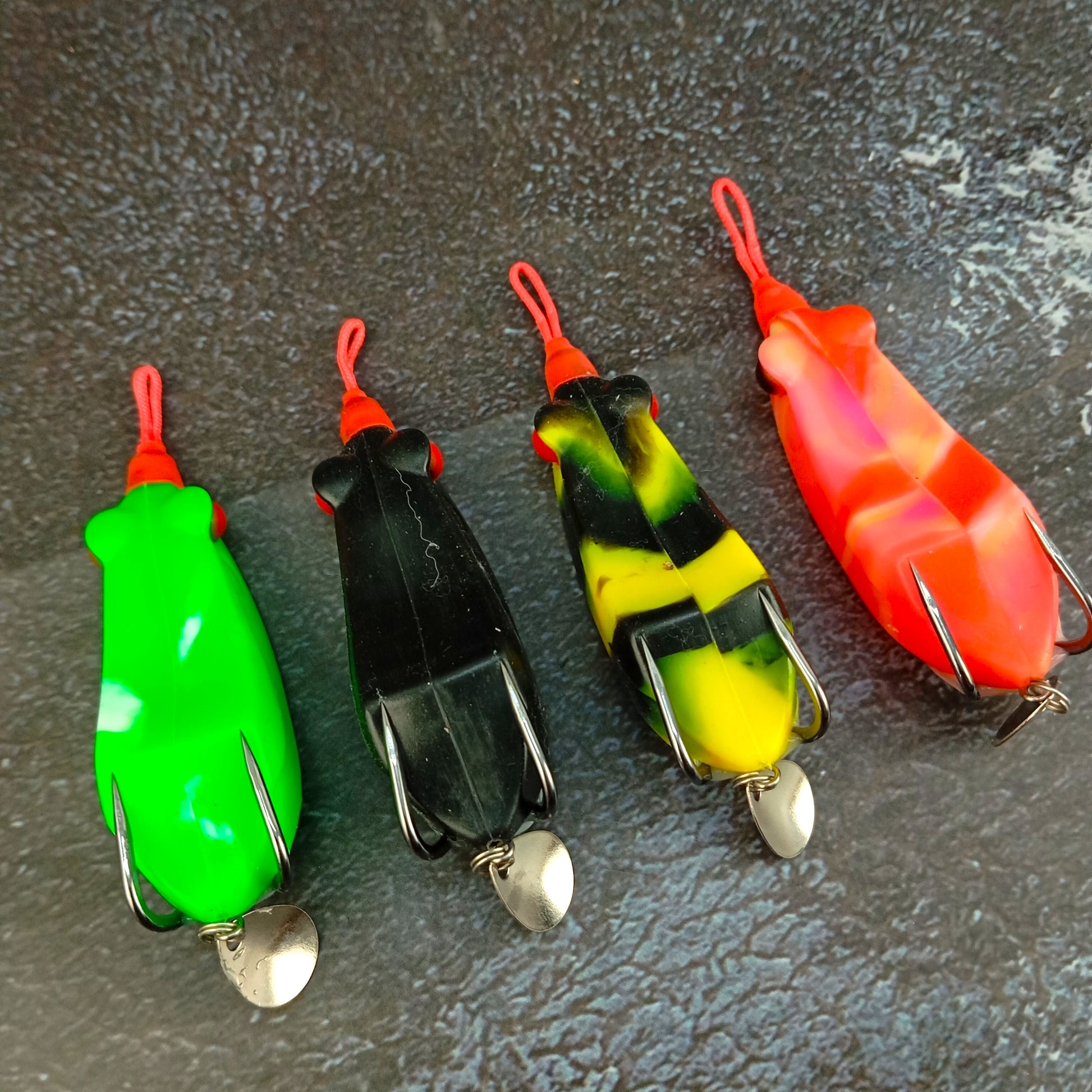 Long_Casting_Spinner_Frog_Lure_17gms_8cm_White_Red_Head_All_Close_Up_Image